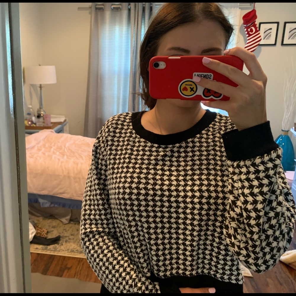 cute black white sweater!